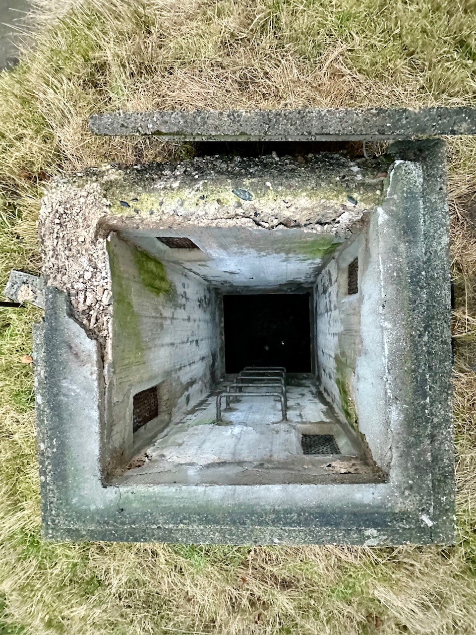 Misvedligeholdt Type I bunker, med store frostskader, og nedbrudt beton. Frederiksgade 21, 4200 Slagelse