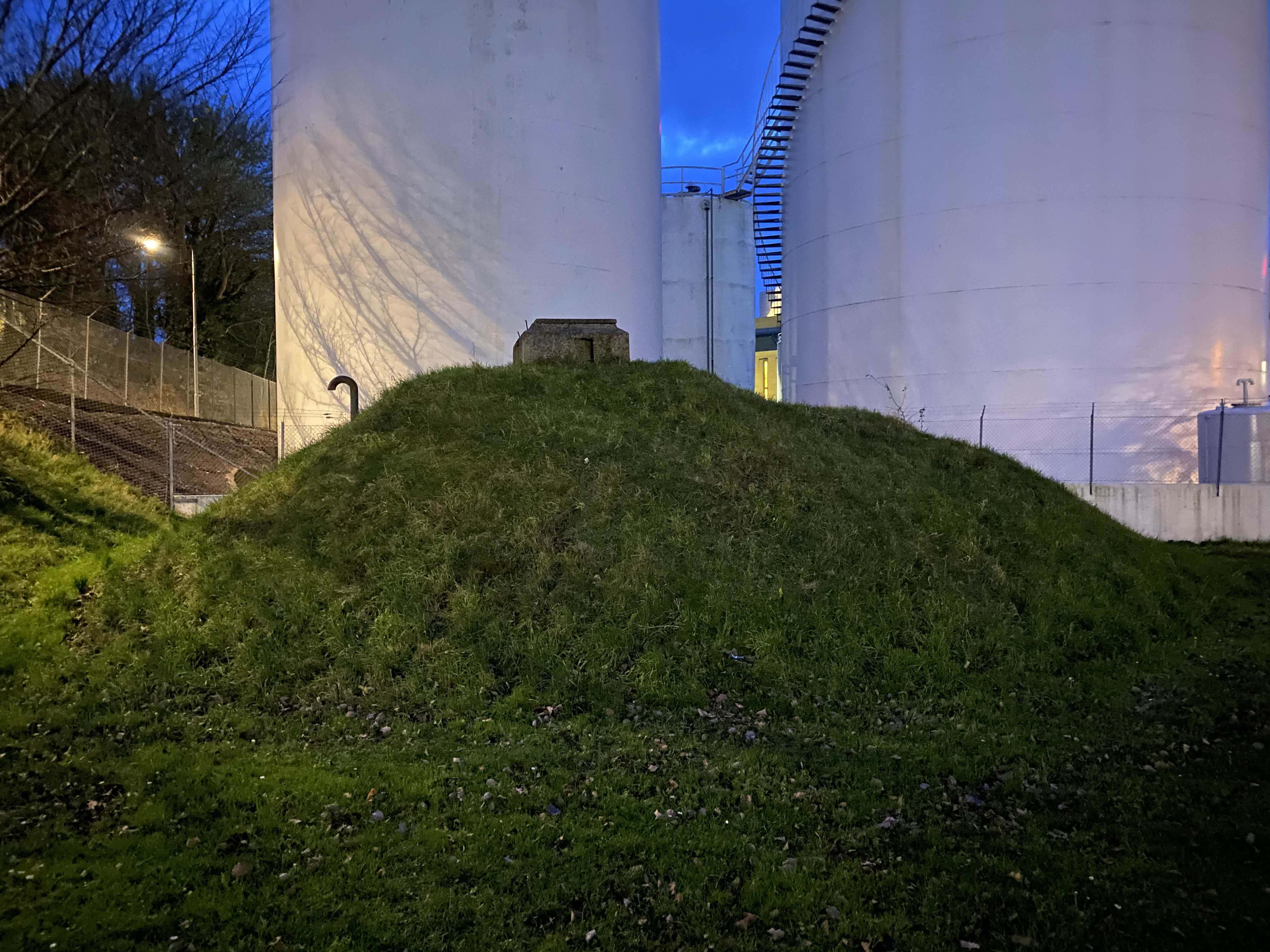 Civil bunker, formentlig type I med plads til 50 personer. Munch Petersens Vej 17B, 3700 Rønne.